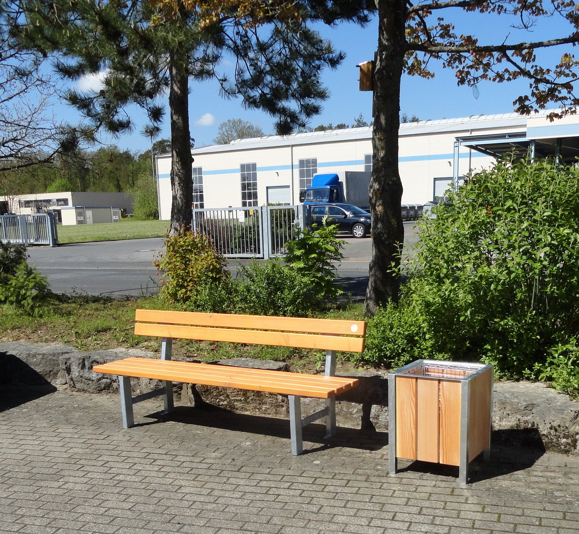 Bank "Weser" mit Lehne Sitzhöhe 45 cm | Stadtmobiliar ...